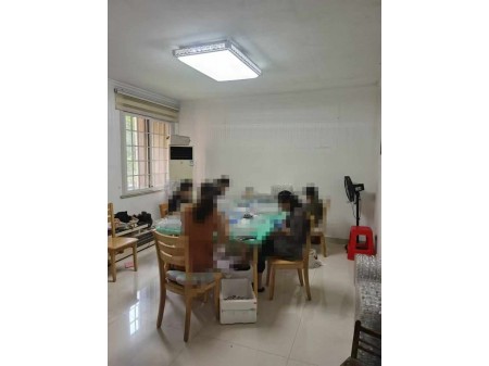 蓝庭国际 多层架空一楼 91.5平米 三室 居家装修 拎包入住 满两年 送楼下储藏室一间 急售一口价52.8万