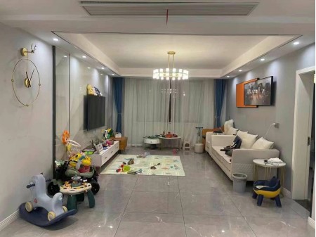 七凤苑3楼150平，三室一卫，婚房自住精装，有露台，出让证，不满，报95.8万，看房联系